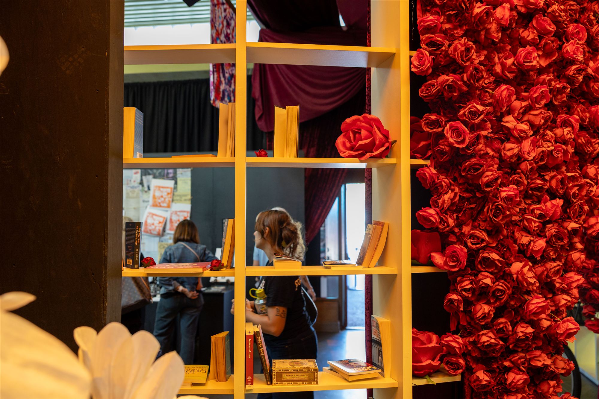 The grid wall dividing the lounge, roses woven through it